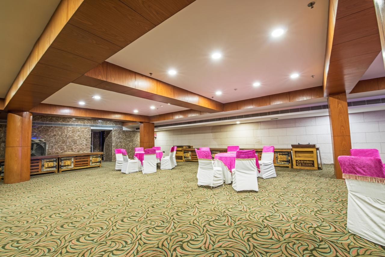 Hotel Celebration Gardens Neu-Delhi Exterior foto